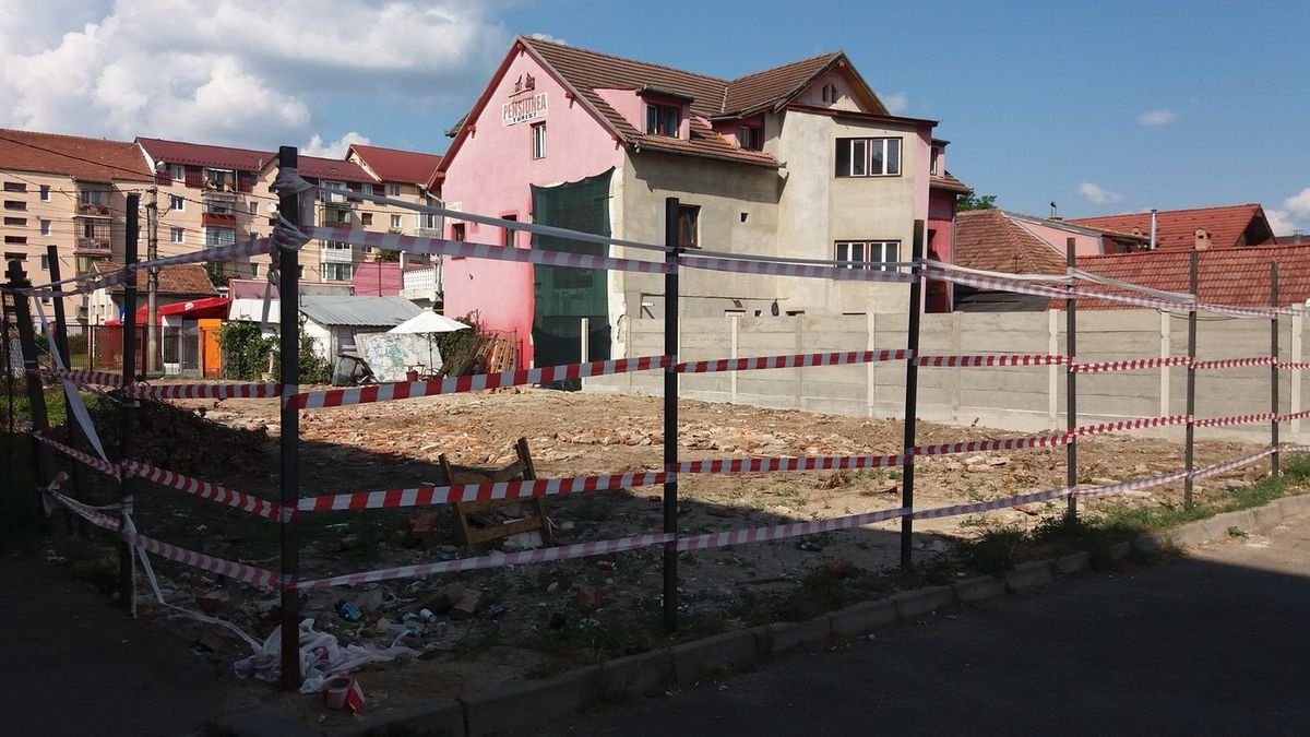 Después: solar limpio delimitado con cinta de balizamiento